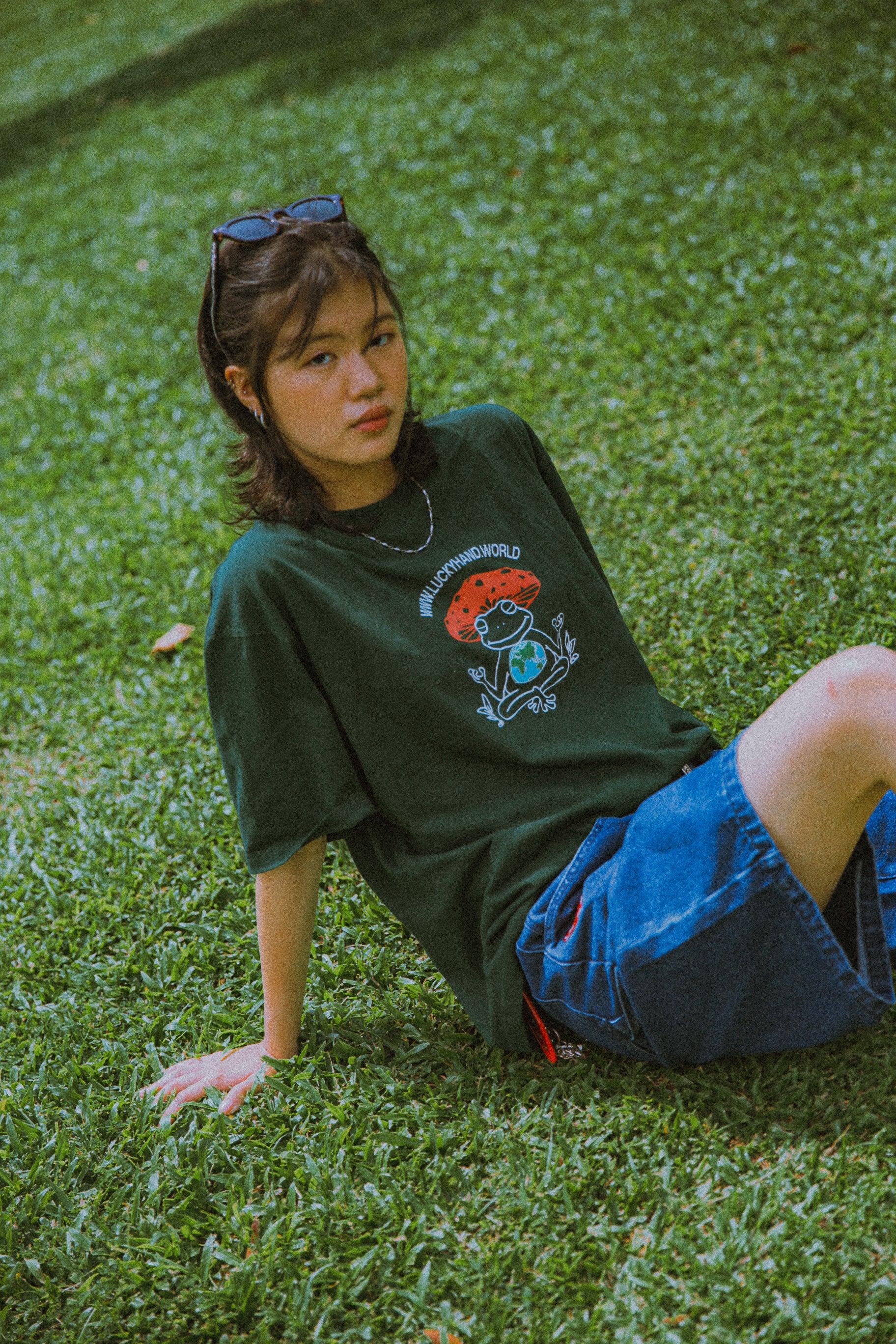 WORLD TEE - DARK GREEN