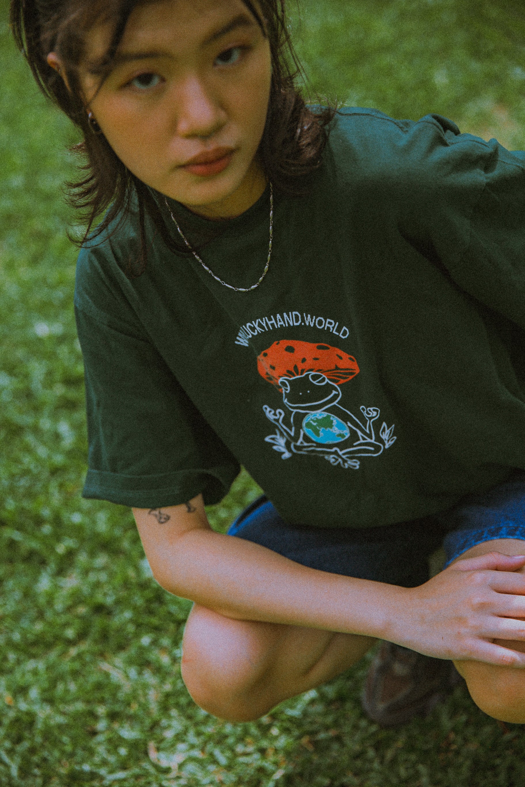 WORLD TEE - DARK GREEN